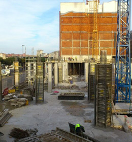 Trabajos de estructura. Planta baja, nivel calle.